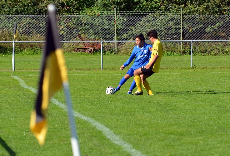 2011_0917_13.JPG - Alessandro Mina pressar FC Europa backen