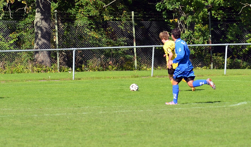 2011_0917_14.JPG - Brandon Wade kommer på högerkanten i straffområdet . . . .