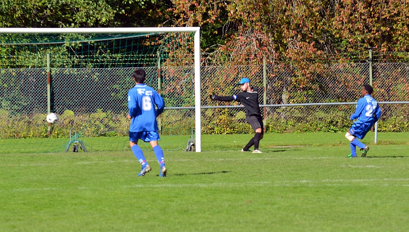 2011_0917_15.JPG - . . . . och avslutar på ett utmärkt sätt. Bollen går i mål och Södra har kvitterat till 2-2