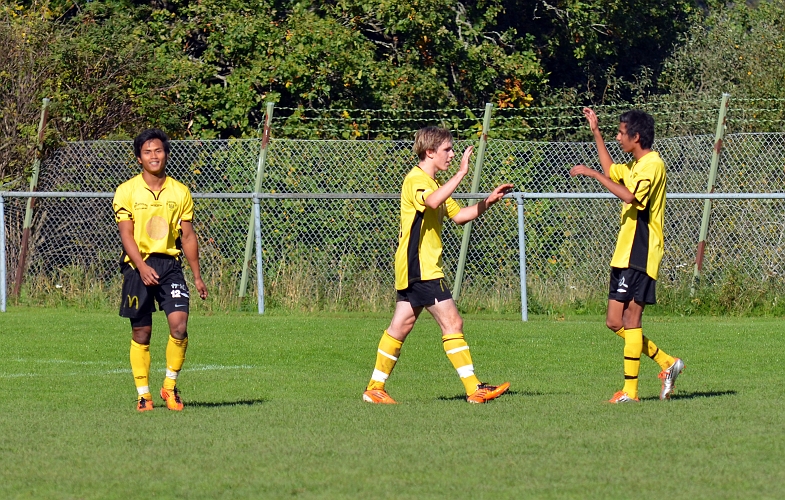 2011_0917_16.JPG - Glada Södraspelare efter kvitteringen