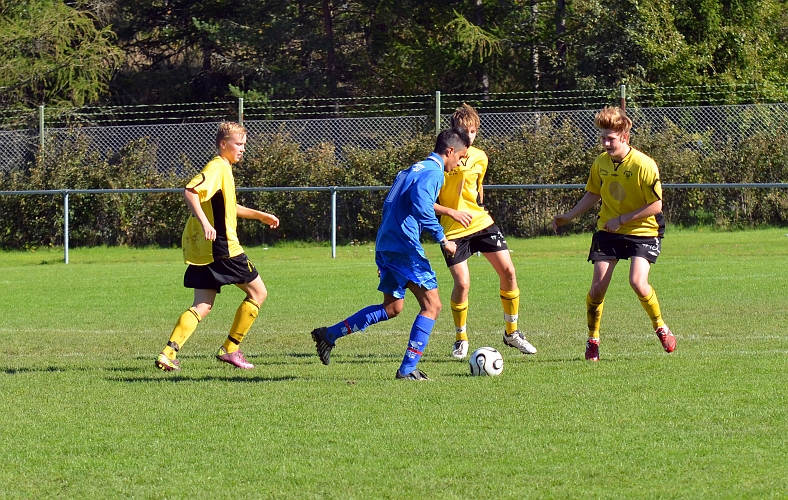 2011_0917_17.JPG - Södras backlinje väl samlad vid FC Europa spelarens försök till avslut