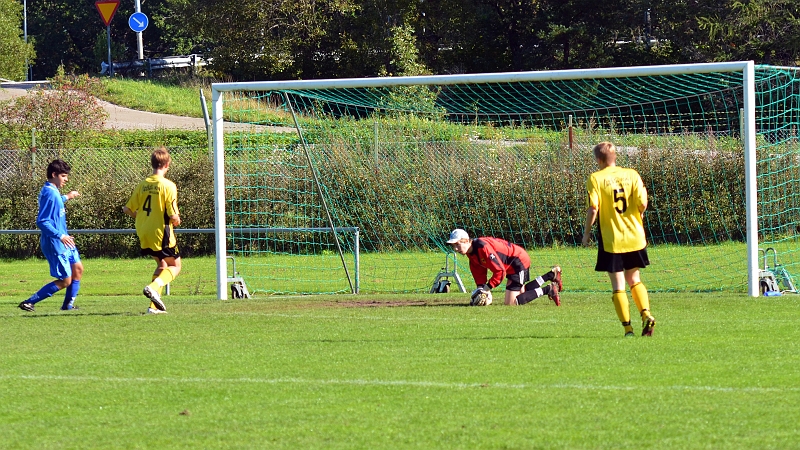 2011_0917_18.JPG - Jocke Larsson i Södramålet tar hand om bollen