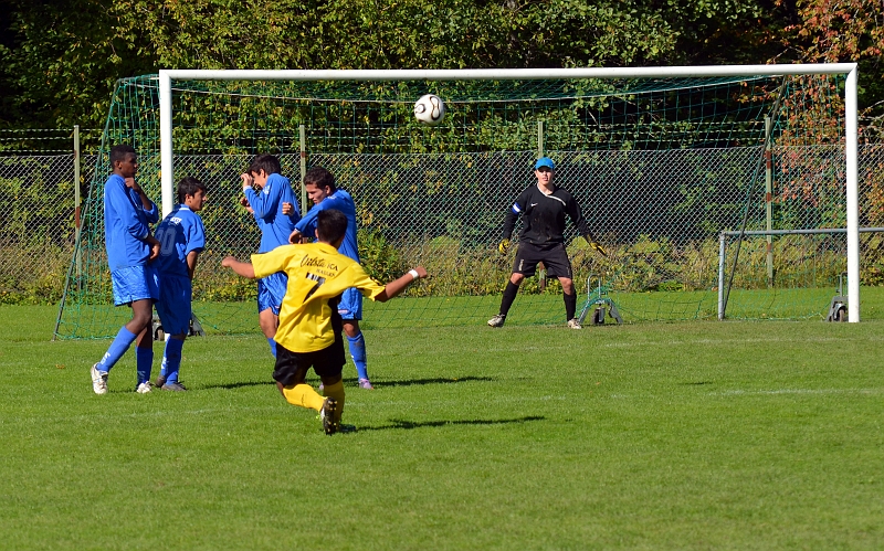 2011_0917_19.JPG - Alessandro Mina lägger en frispark men bollen går en bit över målet