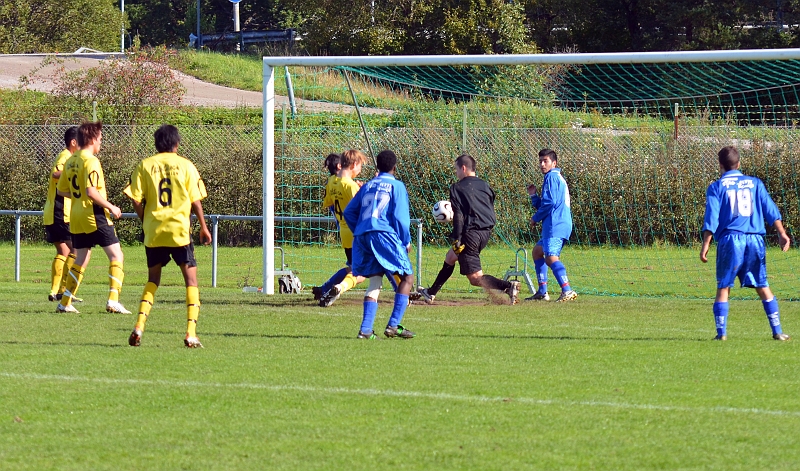 2011_0917_22.JPG - En bra Södrachans men bollen vill inte in i mål