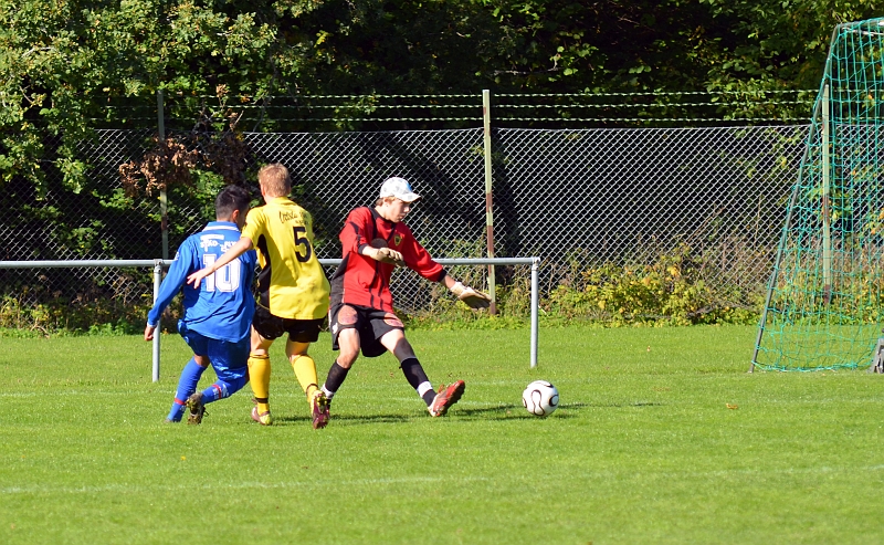 2011_0917_23.JPG - Jocke Larsson är en bit utanför målet och styr bort bollen