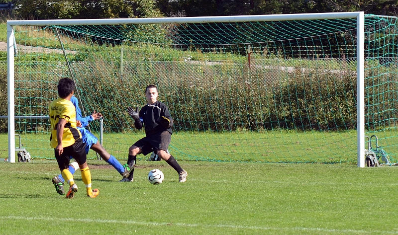 2011_0917_24.JPG - Här hinner FC Europa spelaren precis styra ut bollen till hörna