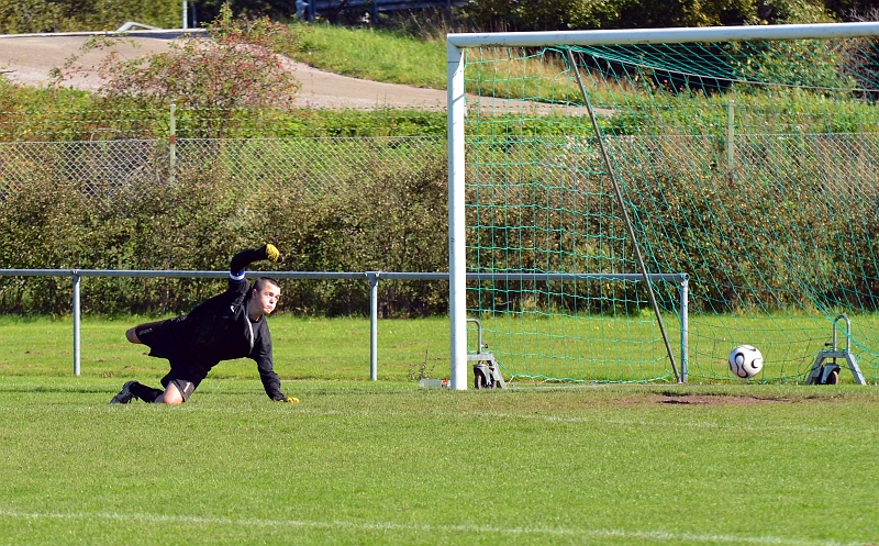 2011_0917_25.JPG - Brandon Wade skjuter från vänsterkanten och bollen går in i bortre gaveln. 4-2 till Södra