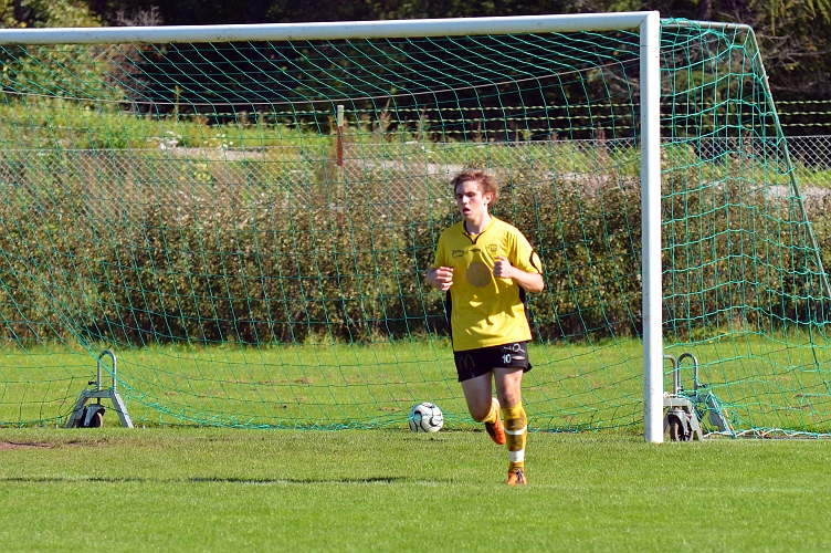 2011_0917_26.JPG - En nöjd målskytt efter sitt 3:e mål i matchen