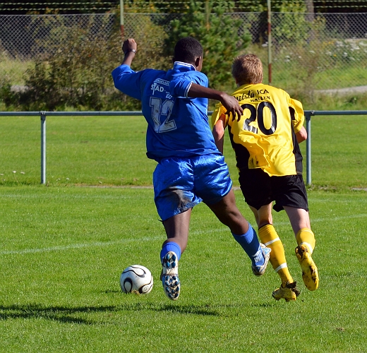 2011_0917_28.JPG - Stoffe Kullander tar sig förbi på utsidan av backen