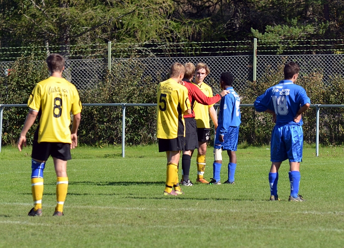 2011_0917_29.JPG - Domaren får lugna ner spelarna efter lite heta känslor