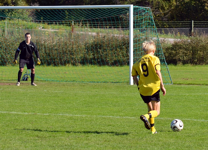 2011_0917_30.JPG - Melker Martinsson avancerar in mot straffområdet med bollen