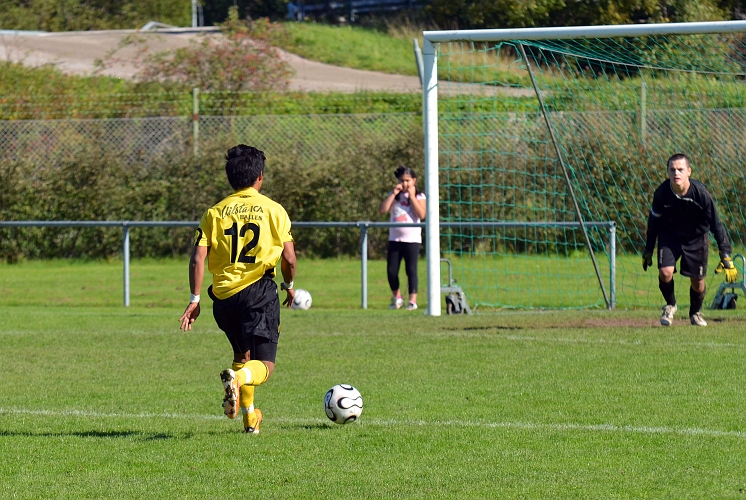 2011_0917_31.JPG - Mack Thachumphu kommer ensam mot målvakten . . . .