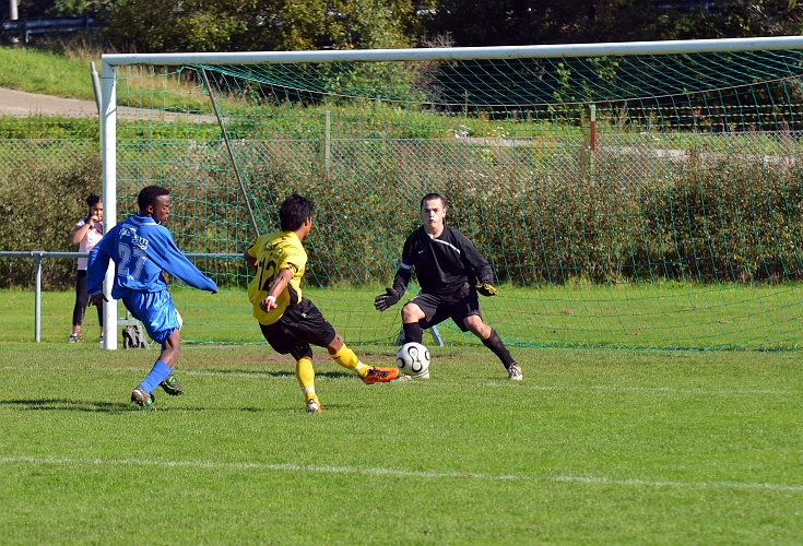 2011_0917_32.JPG - . . . . siktar in sig på det högra hörnet av målet . . . .