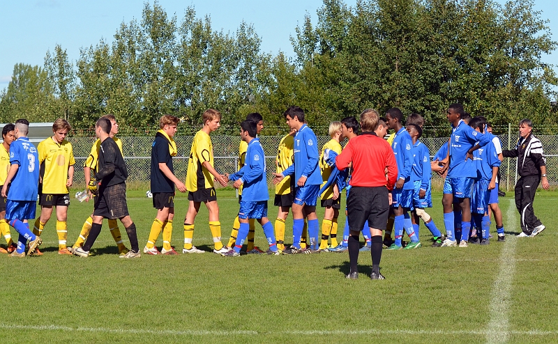 2011_0917_34.JPG - Matchen är slut och spelarna tackar varandra