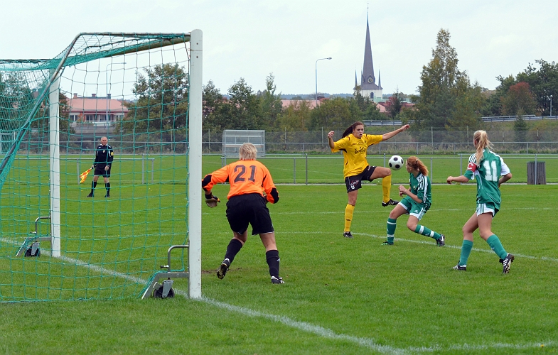 2011_0925_05.JPG - Ett bra läge för Elin Segerstedt direkt i matchöppningen men målvakten räddar