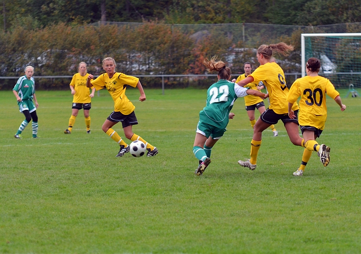 2011_0925_06.JPG - Adelisa Grabus försöker att skära av passningsvägen för Frankespelaren