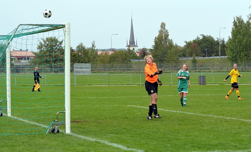 2011_0925_15.JPG - . . . . på returen skjuter Elin Segerstedt ett skott i ribban