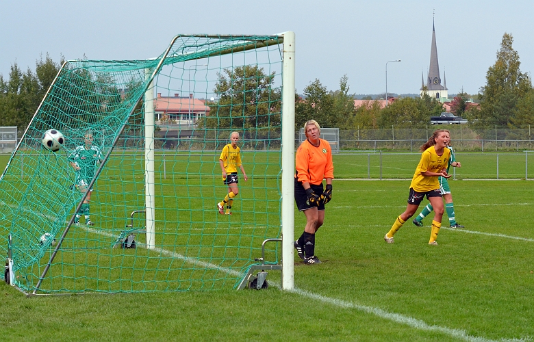 2011_0925_17.JPG - Adelisa Grabus (utanför bild) gör 2-0 till Södra på passning från Hanna Garman