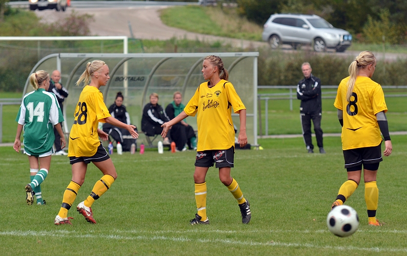 2011_0925_18.JPG - Adelisa tackar Hanna för den fina passningen