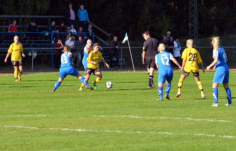 2011_1001_10.JPG - Betty Blixt dribblar sig framåt mot mitten