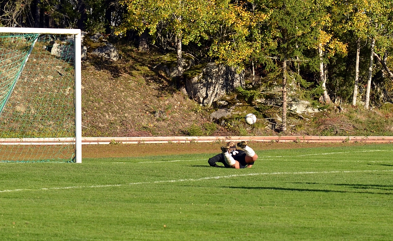 2011_1001_32.JPG - . . . . men målvakten var på tårna och tippar bollen till hörna