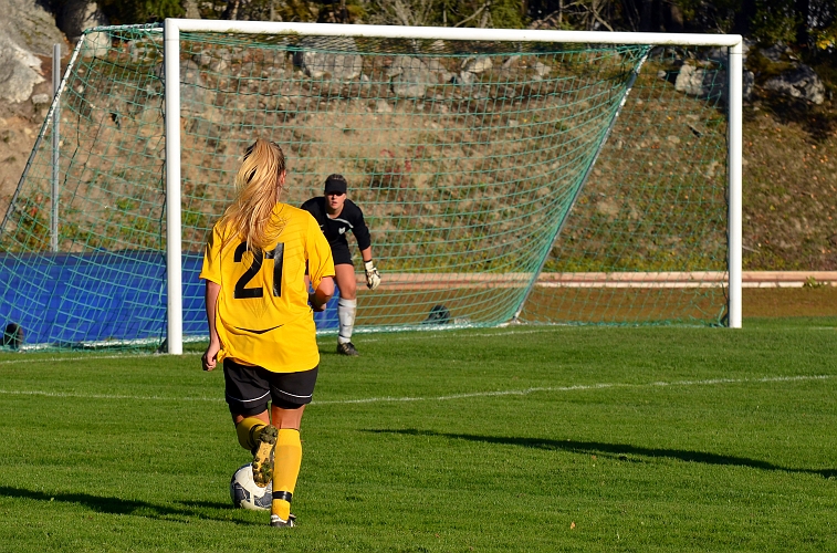 2011_1001_34.JPG - Sanna Lundberg i bra läge på kanten på straffområdet