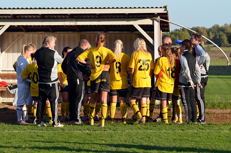 2011_1001_60.JPG - Lite genomgång efter matchen