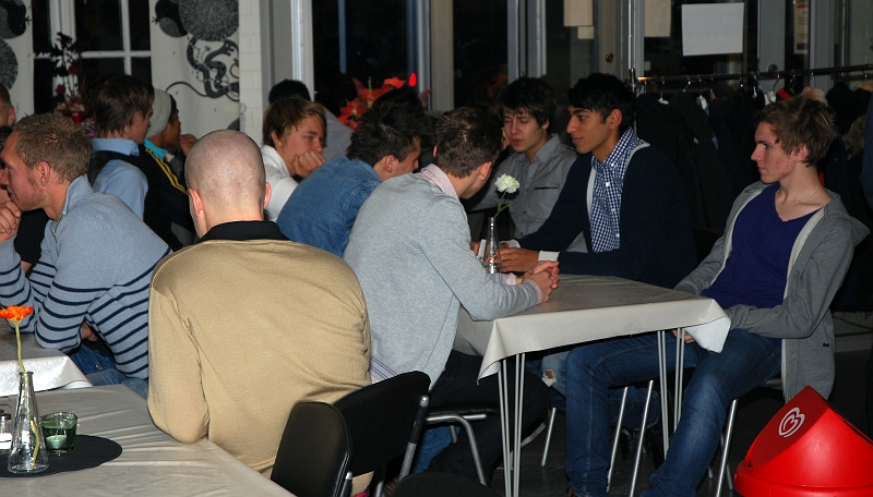 2011_1112_02.JPG - Grabbarna väntar på att det skall börja