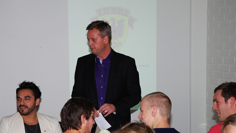 2011_1112_03.JPG - Stefan börjar med att gå igenom den gångna säsongen med lite bilder på väggen från den lokala pressen