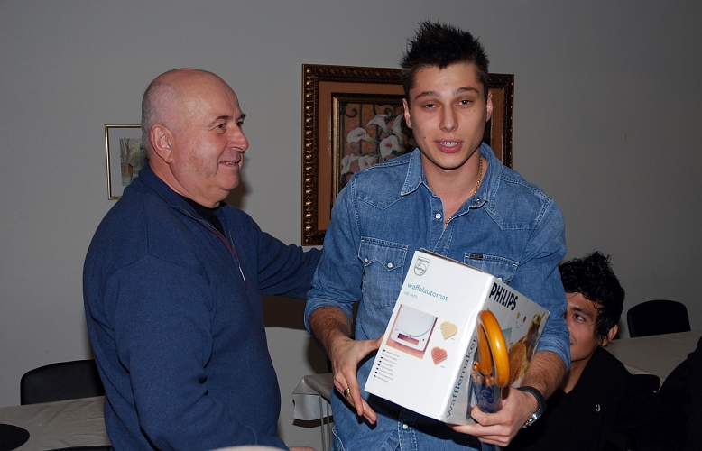 2011_1112_14.JPG - Benjamin Zairi gratuleras av Salih Resulovic