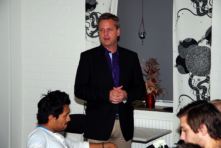 2011_1112_15.JPG - Stefan sammanfattar och tackar för de 2 åren som tränare i Södra