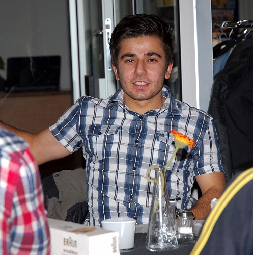 2011_1112_18.JPG - Bewar Mohammad ville gärna vara med på bild