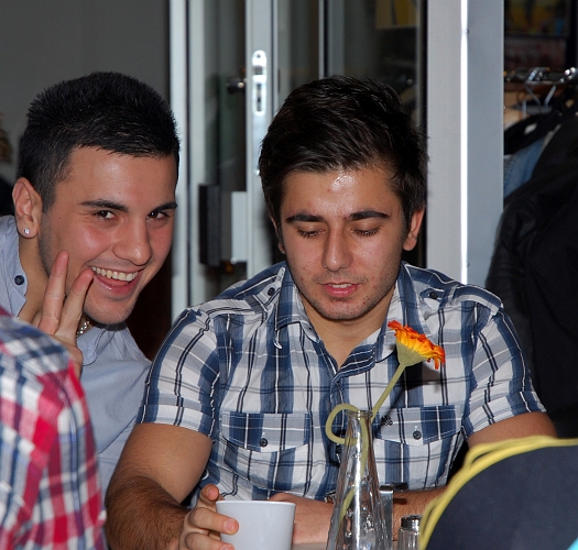 2011_1112_19.JPG - Även Mergim Bekaj tycker om att vara med på bild