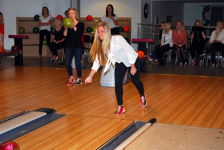 2011_1112_05.JPG - Damernas Bowling