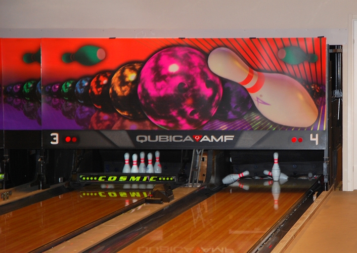 2011_1112_33.JPG - Disco Bowling
