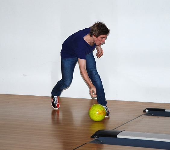 2011_1112_56.JPG - Herrarnas Bowling