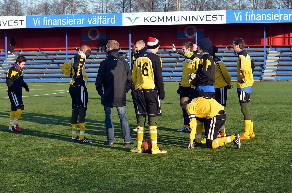 2012_0225_01.JPG - Mikael Wiker samlar laget inför uppvärmningen innan match