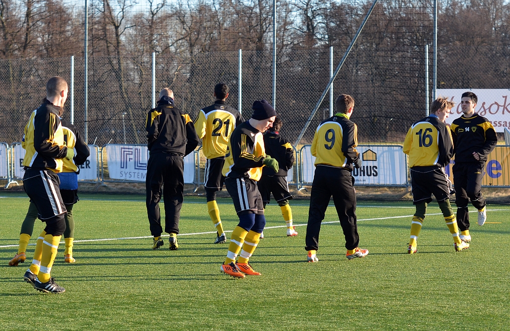 2012_0225_02.JPG - Startelvan värmer upp innan match