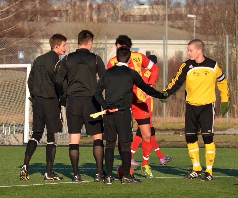 2012_0225_04.JPG - Lagkaptenerna hälsar på domarna