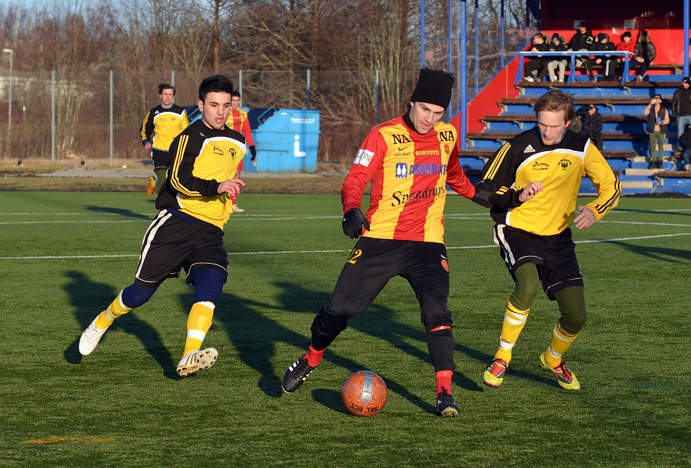 2012_0225_05.JPG - Megim Bekaj och Filip Haglind försöker att styra ut den Syrianska spelaren mot kanten