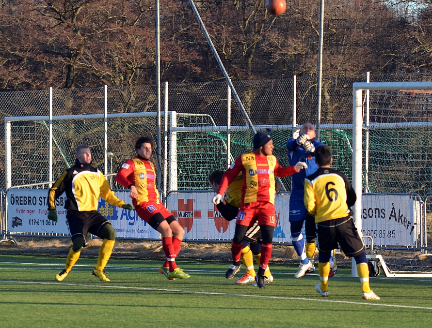 2012_0225_06.JPG - Södras målvakt Almir Masinovic boxar undan bollen