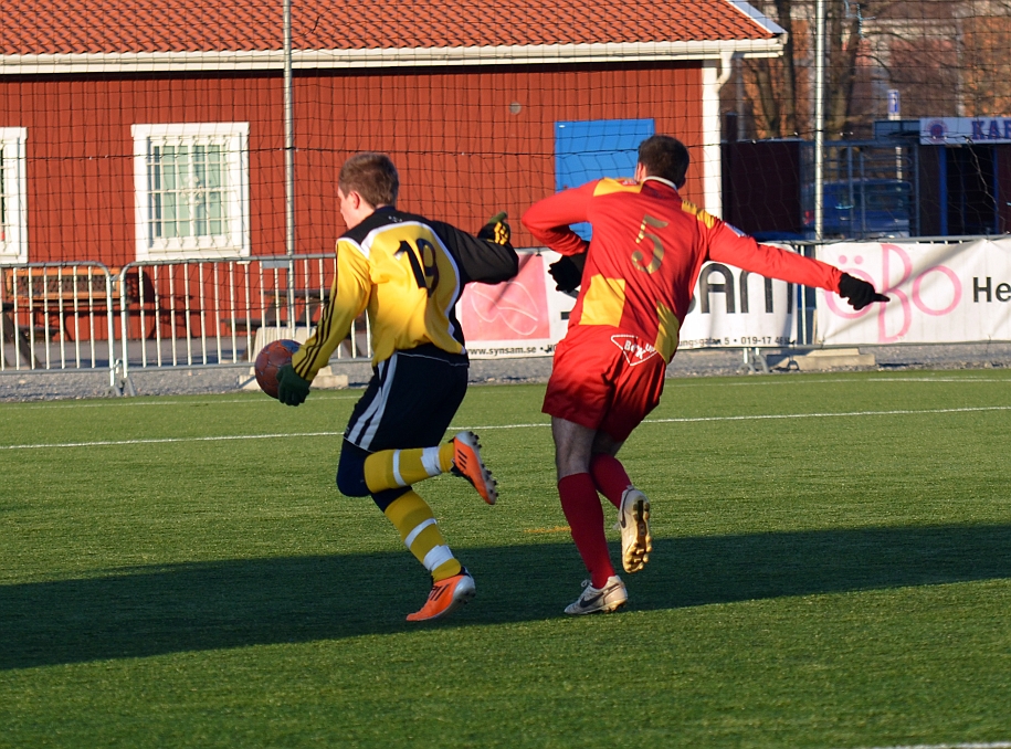 2012_0225_07.JPG - Brandon Wade utmanar Syrianska backen