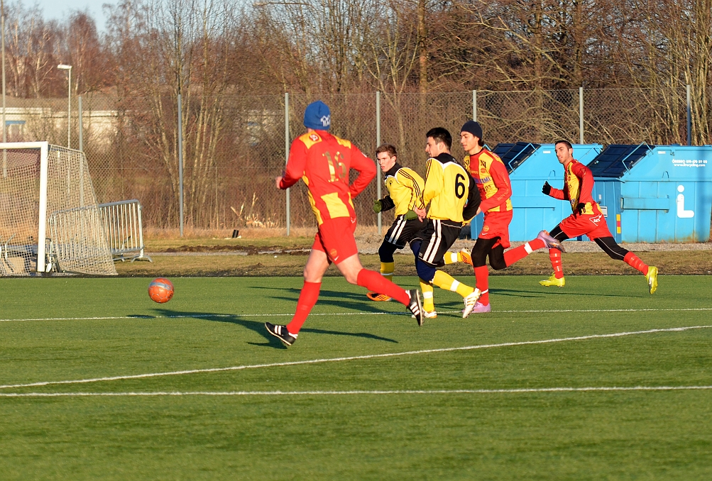 2012_0225_08.JPG - Mergim Bekaj spelar fram bollen diagonalt ut till vänsterkanten . . . .