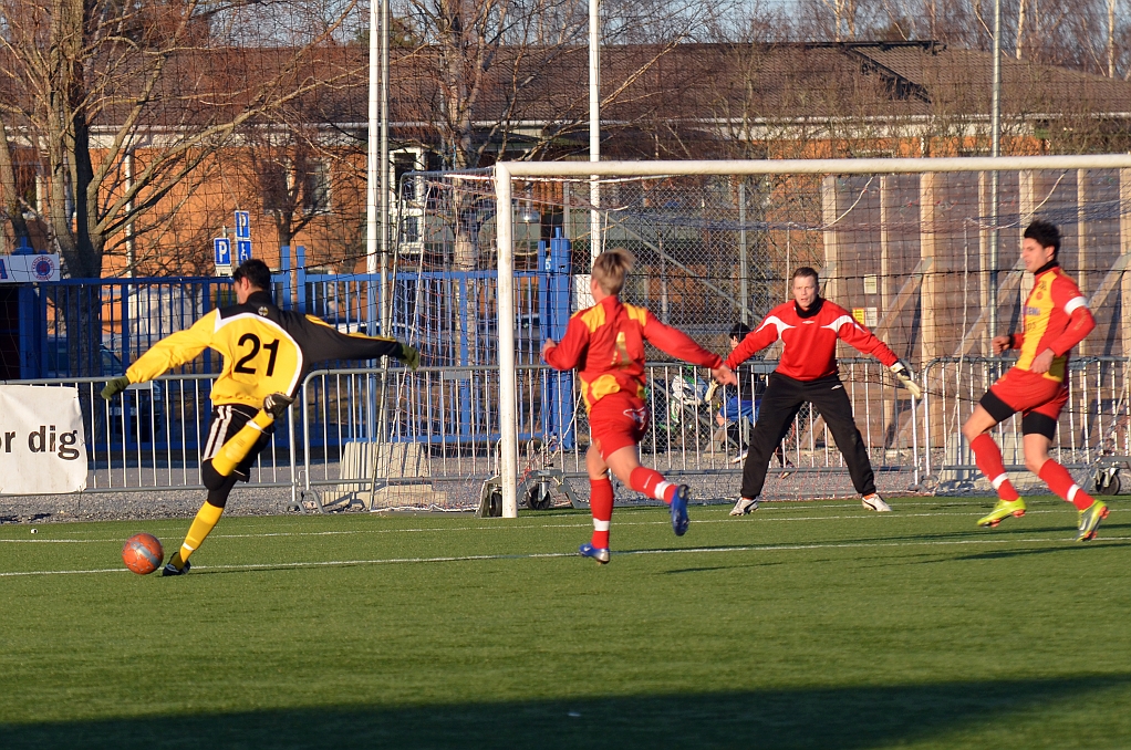 2012_0225_09.JPG - . . . . där kommer Jaser Al-Mosawy i bra läge och skjuter mot mål, men bollen går strax utanför stolpen.