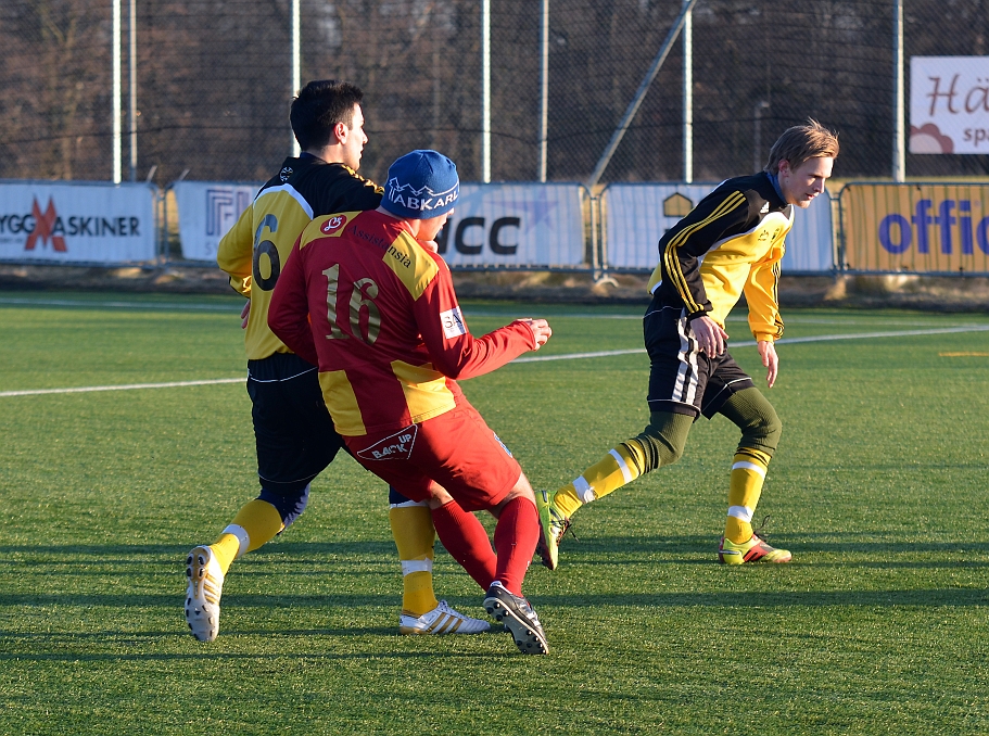 2012_0225_10.JPG - Mergim Bekaj trycker till mot den Syrianska spelaren