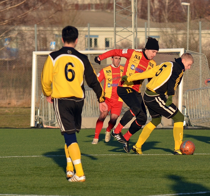 2012_0225_11.JPG - Filip Stjernfeldt försöker att dribbla sig loss