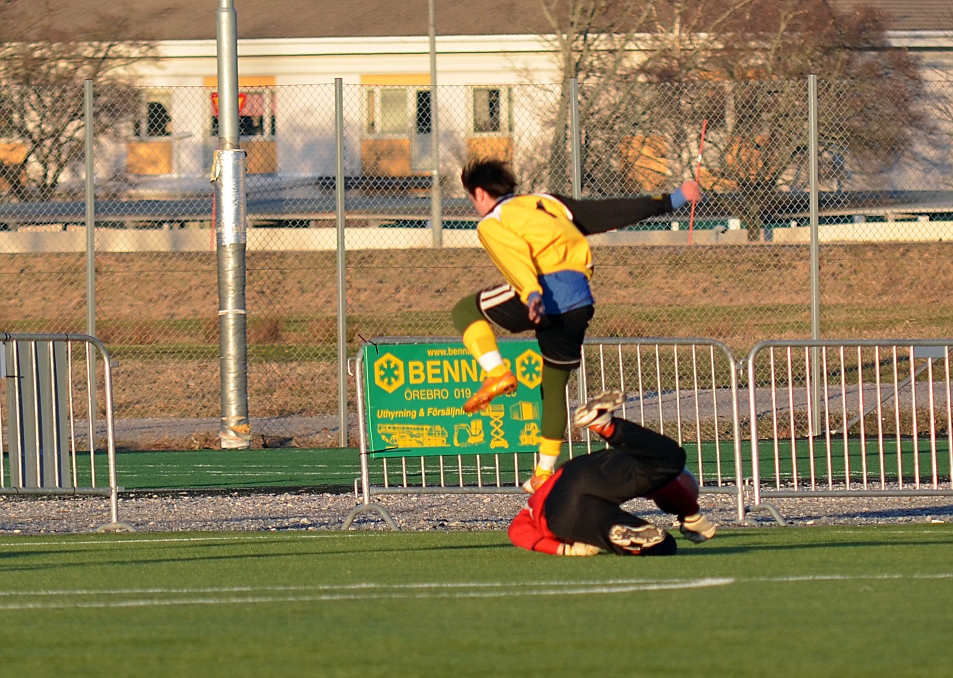 2012_0225_12.JPG - Rio Babovic hinner nästan på bollen före målvakten