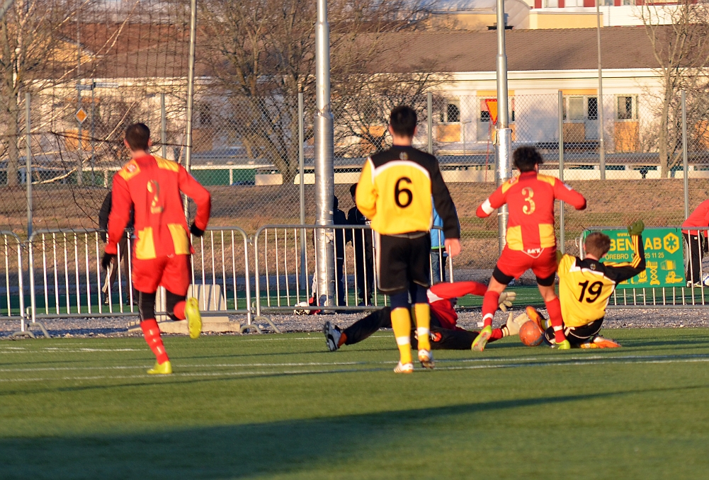 2012_0225_15.JPG - Brandon Wade slår ihop med målvakten men båda klarade sig efter smällen