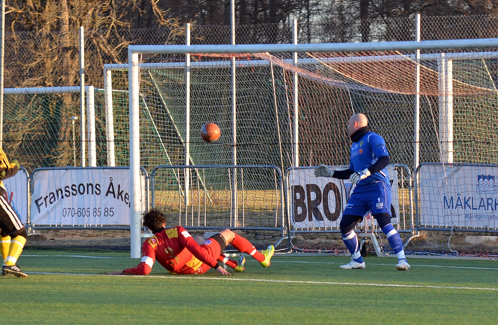 2012_0225_17.JPG - Mål för Syrianska, men ass. domaren har vinkat för offside