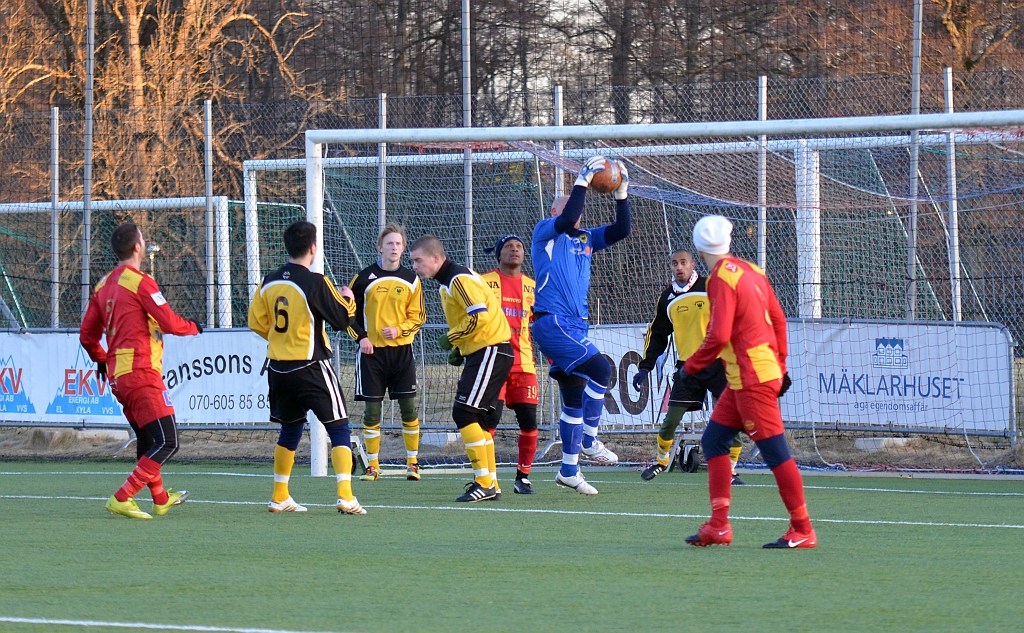 2012_0225_18.JPG - Almir Masinovic plockar ner en höjdboll